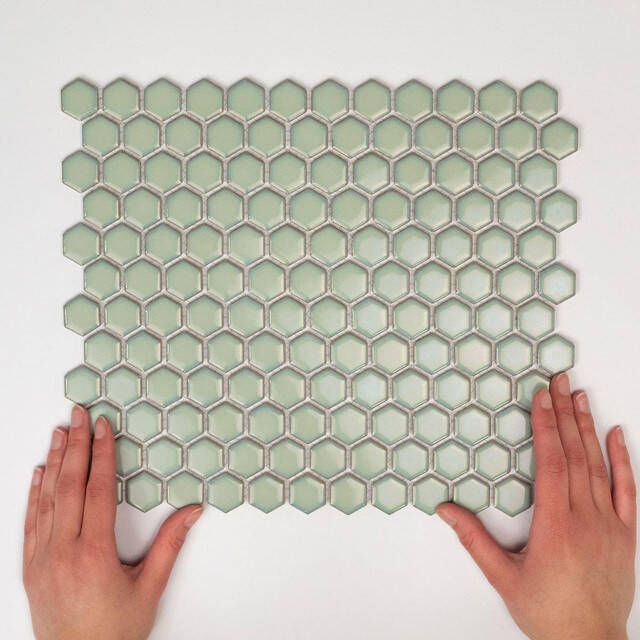 The Mosaic Factory Barcelona mozaïektegel 26x30cm wandtegel Zeshoek Hexagon Porselein Soft Green with Edge Glans AFH23500
