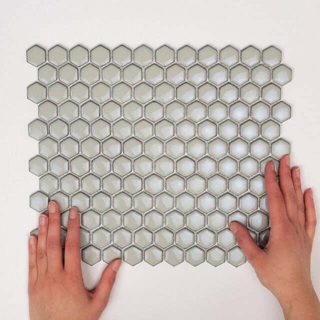 The Mosaic Factory Barcelona mozaïektegel 26x30cm wandtegel Zeshoek Hexagon Porselein Soft Grey with Edge Glans AFH23330
